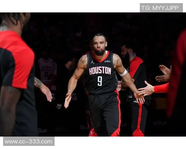 狄龙三分球表现出色半场15分3篮板助力球队争胜